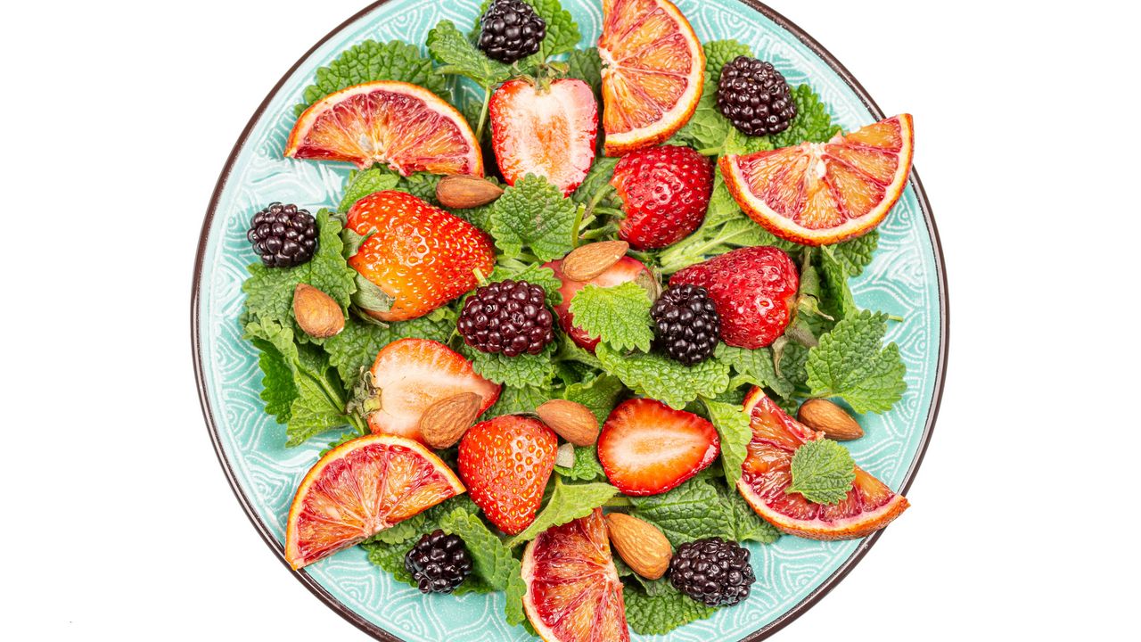 Обои фрукты, ягоды, тарелка, дольки, свежий