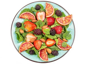 Превью обои фрукты, ягоды, тарелка, дольки, свежий
