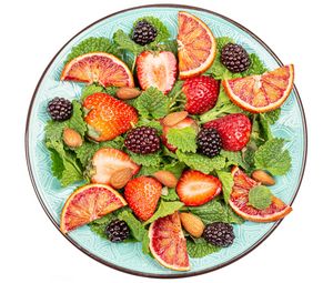 Превью обои фрукты, ягоды, тарелка, дольки, свежий