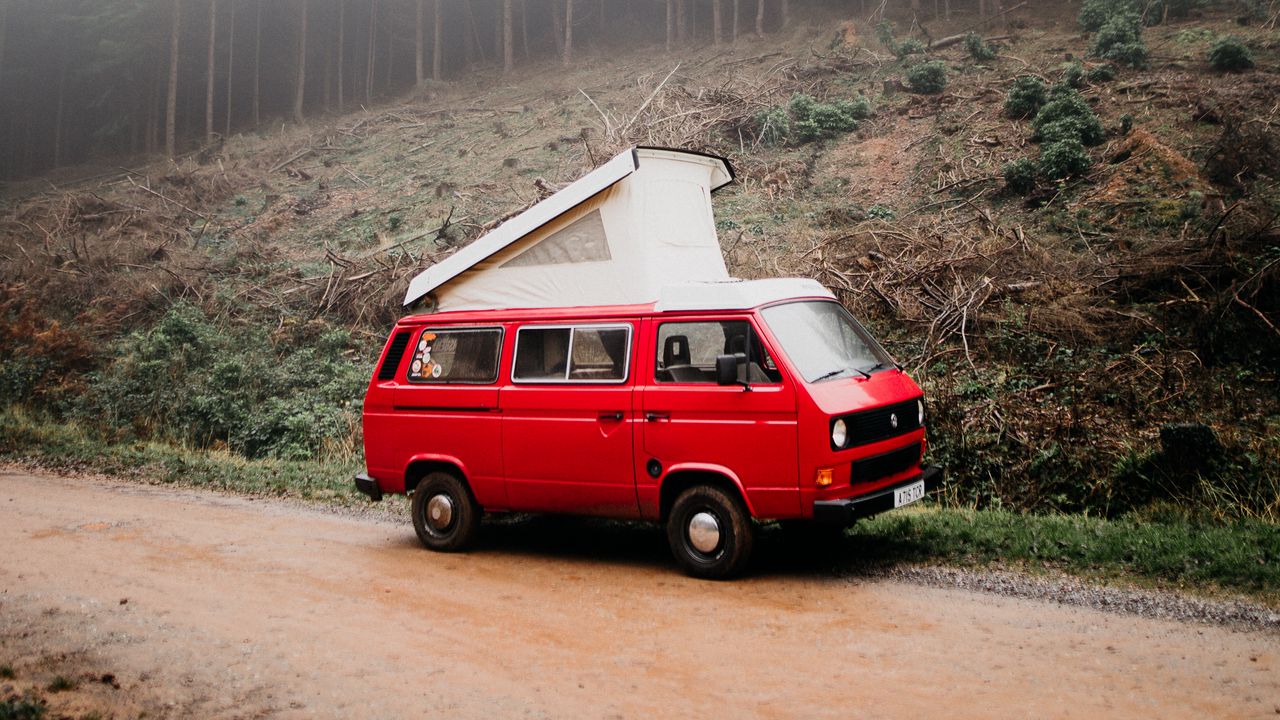 Обои фургон, автомобиль, красный, туман, природа, путешествия