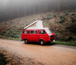 Превью обои фургон, автомобиль, красный, туман, природа, путешествия