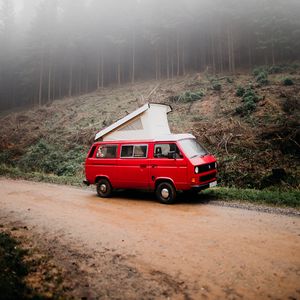 Превью обои фургон, автомобиль, красный, туман, природа, путешествия