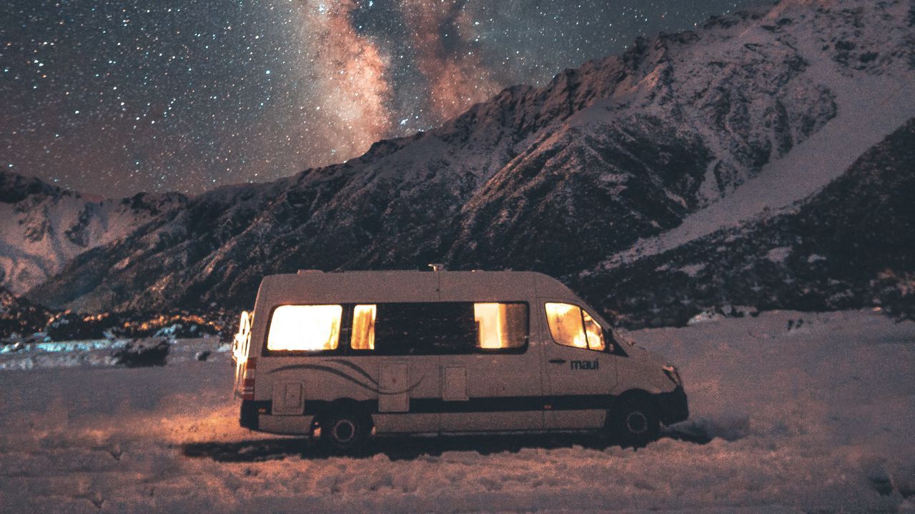 Обои фургон, горы, ночь, звездное небо, пейзаж, путешествие