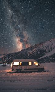 Превью обои фургон, горы, ночь, звездное небо, пейзаж, путешествие