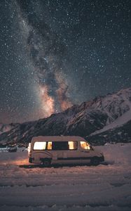 Превью обои фургон, горы, ночь, звездное небо, пейзаж, путешествие
