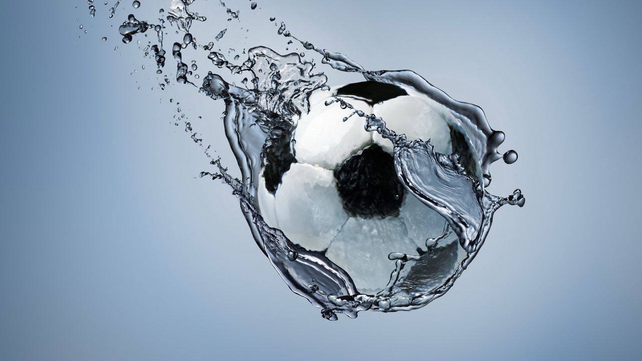 1280x720 Обои футбол, мяч, движение, вода, абстракция