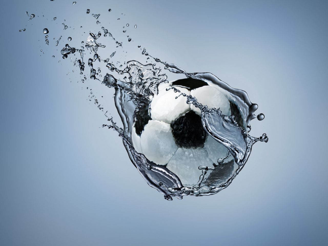 1280x960 Обои футбол, мяч, движение, вода, абстракция