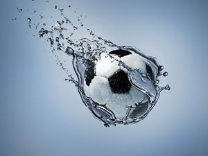 Превью обои футбол, мяч, движение, вода, абстракция