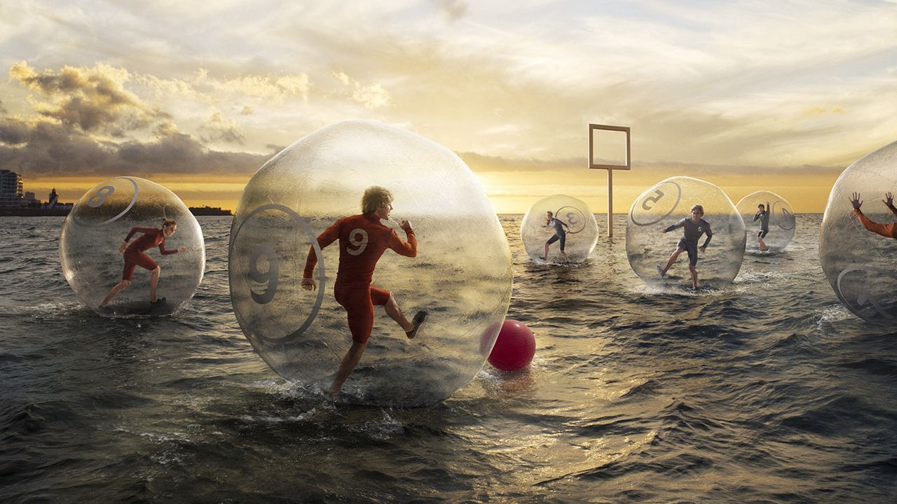 Обои футбол, вода, шар, мяч, небо, люди
