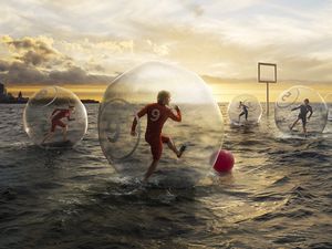 Превью обои футбол, вода, шар, мяч, небо, люди
