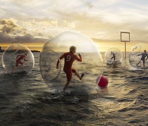 Превью обои футбол, вода, шар, мяч, небо, люди