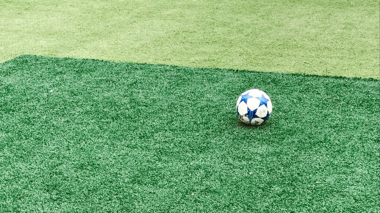 Обои футбольное поле, мяч, футбол, газон, трава, зеленый