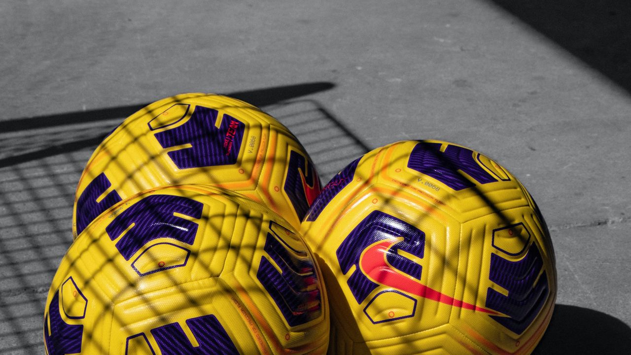 Обои футбольные мячи, мячи, футбол, желтый