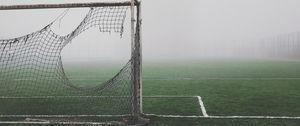 Превью обои футбольные ворота, рваный, туман, газон, настроение, мрачный