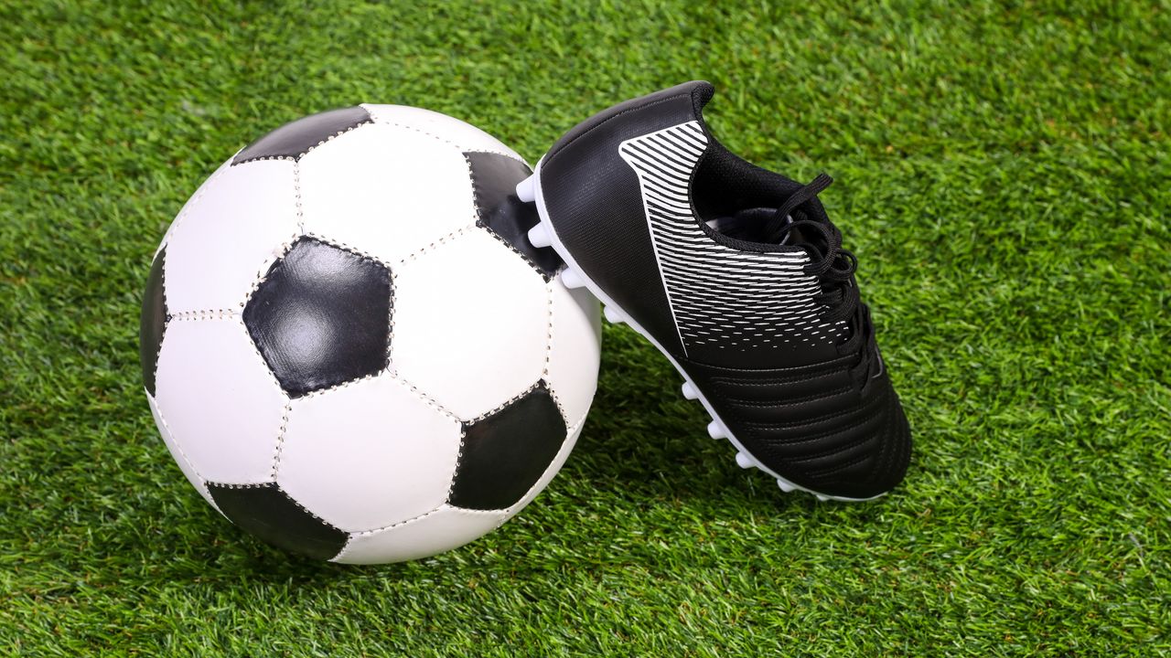 Обои футбольный мяч, бутса, трава, спорт, футбол