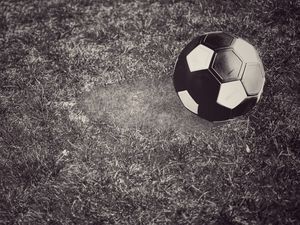 Превью обои футбольный мяч, футбол, мяч, газон, черно белый