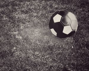 Превью обои футбольный мяч, футбол, мяч, газон, черно белый