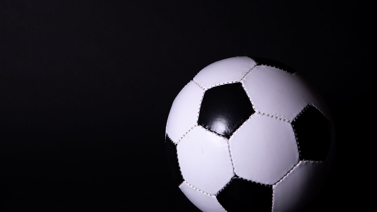 Обои футбольный мяч, футбол, спорт, черно-белый