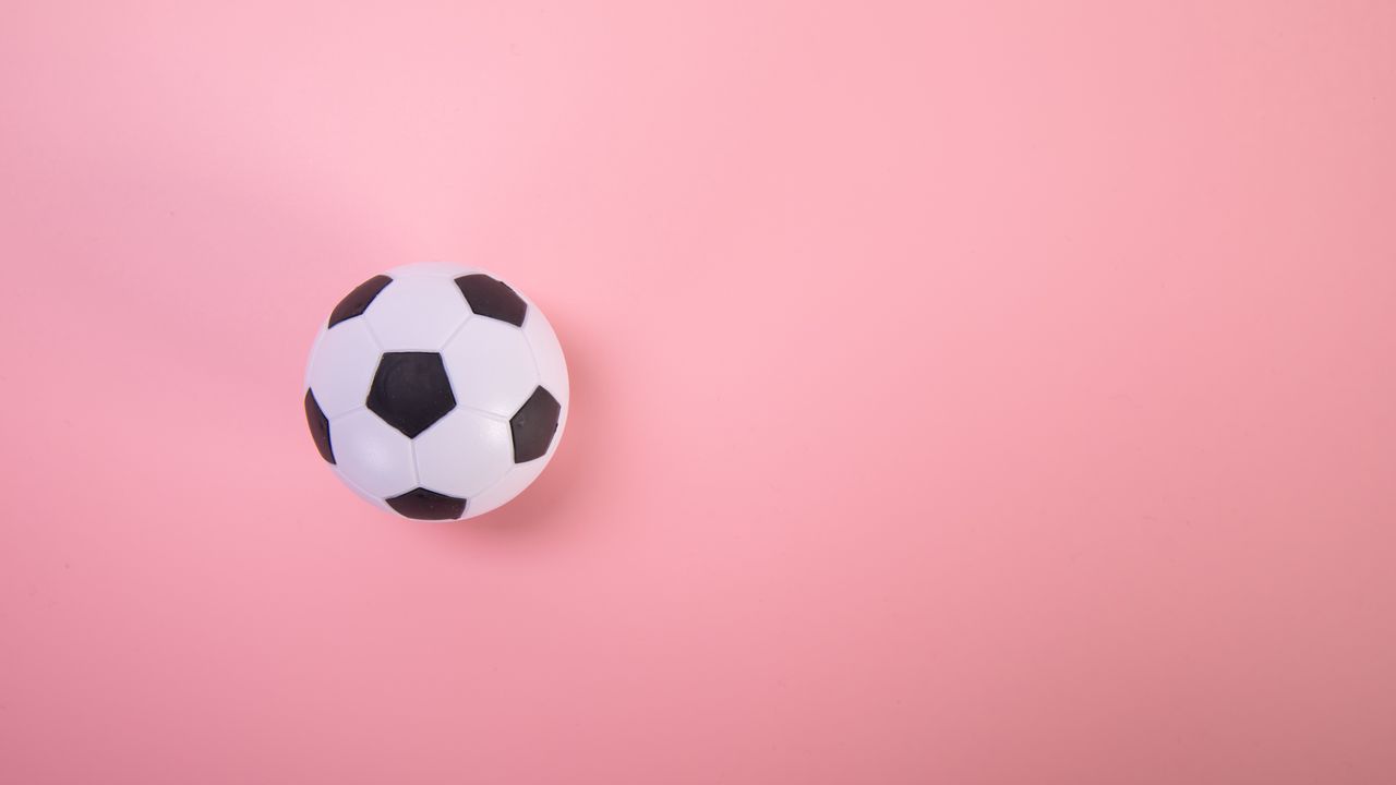 Обои футбольный мяч, футбол, спорт, розовый