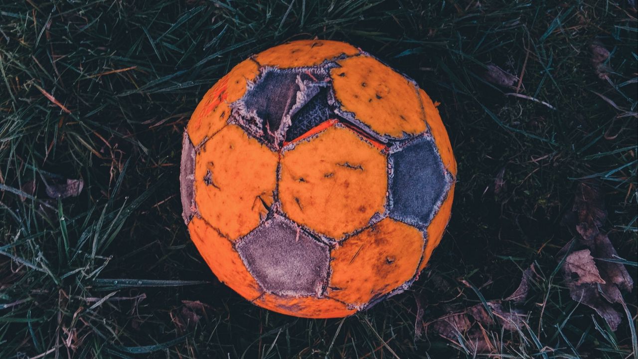 Обои футбольный мяч, футбол, старый, трава, иней