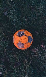 Превью обои футбольный мяч, футбол, старый, трава, иней
