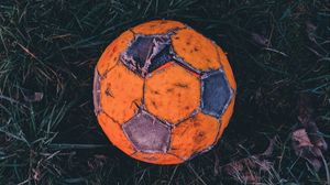 Превью обои футбольный мяч, футбол, старый, трава, иней