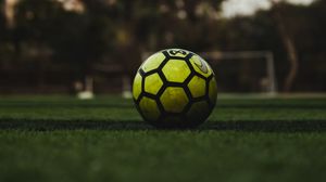 Превью обои футбольный мяч, мяч, футбол, газон, трава