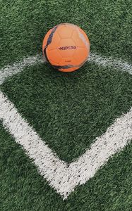 Превью обои футбольный мяч, мяч, футбол, газон, разметка