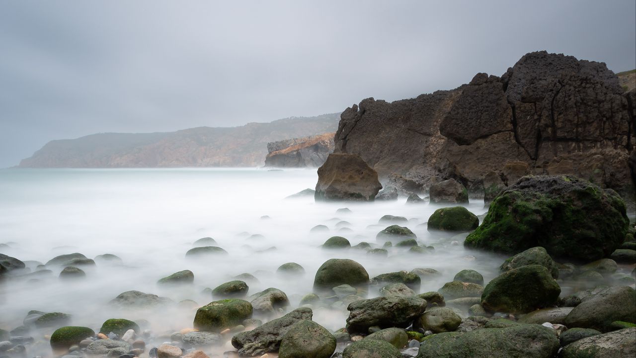 Обои галька, камни, море, туман, скалы
