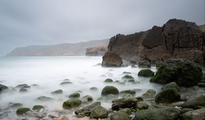 Превью обои галька, камни, море, туман, скалы