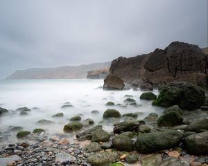 Превью обои галька, камни, море, туман, скалы