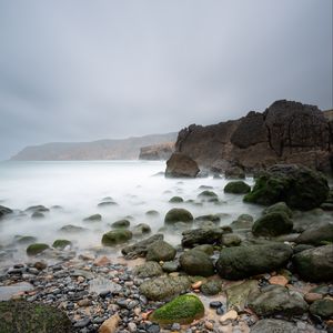 Превью обои галька, камни, море, туман, скалы