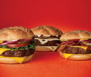 Превью обои гамбургеры, слои, начинка, красный фон, фаст-фуд