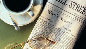 Превью обои газета, кофе, чашка, ложка, очки, новости, подстаканник