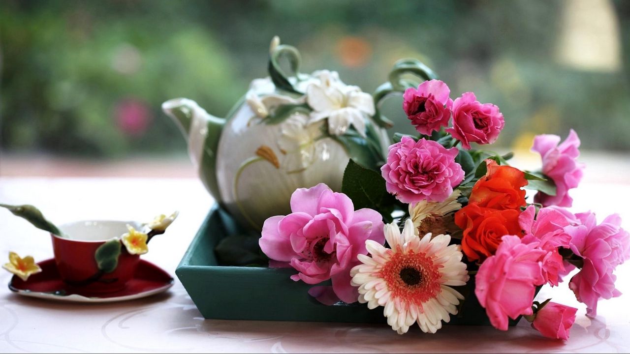 Обои гербера, розы, цветы, поднос, чай, чашка, стол