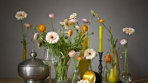 Превью обои герберы, ранункулюс, цветы, бокалы, свеча, вазы, оформление