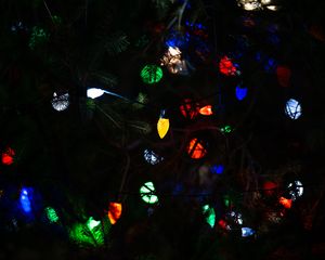 Превью обои гирлянда, лампочки, огни, елка, новый год, рождество, темный