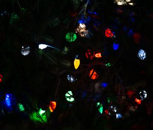 Превью обои гирлянда, лампочки, огни, елка, новый год, рождество, темный