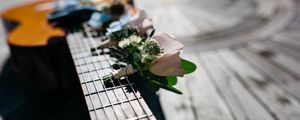Превью обои гитара, букет, цветы