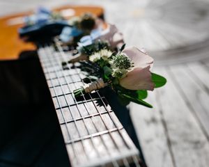 Превью обои гитара, букет, цветы