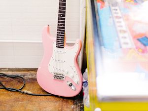 Превью обои гитара, электронная, музыкальный инструмент, розовый