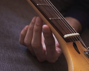 Превью обои гитара, гриф, струны, рука, музыкальный инструмент, музыка