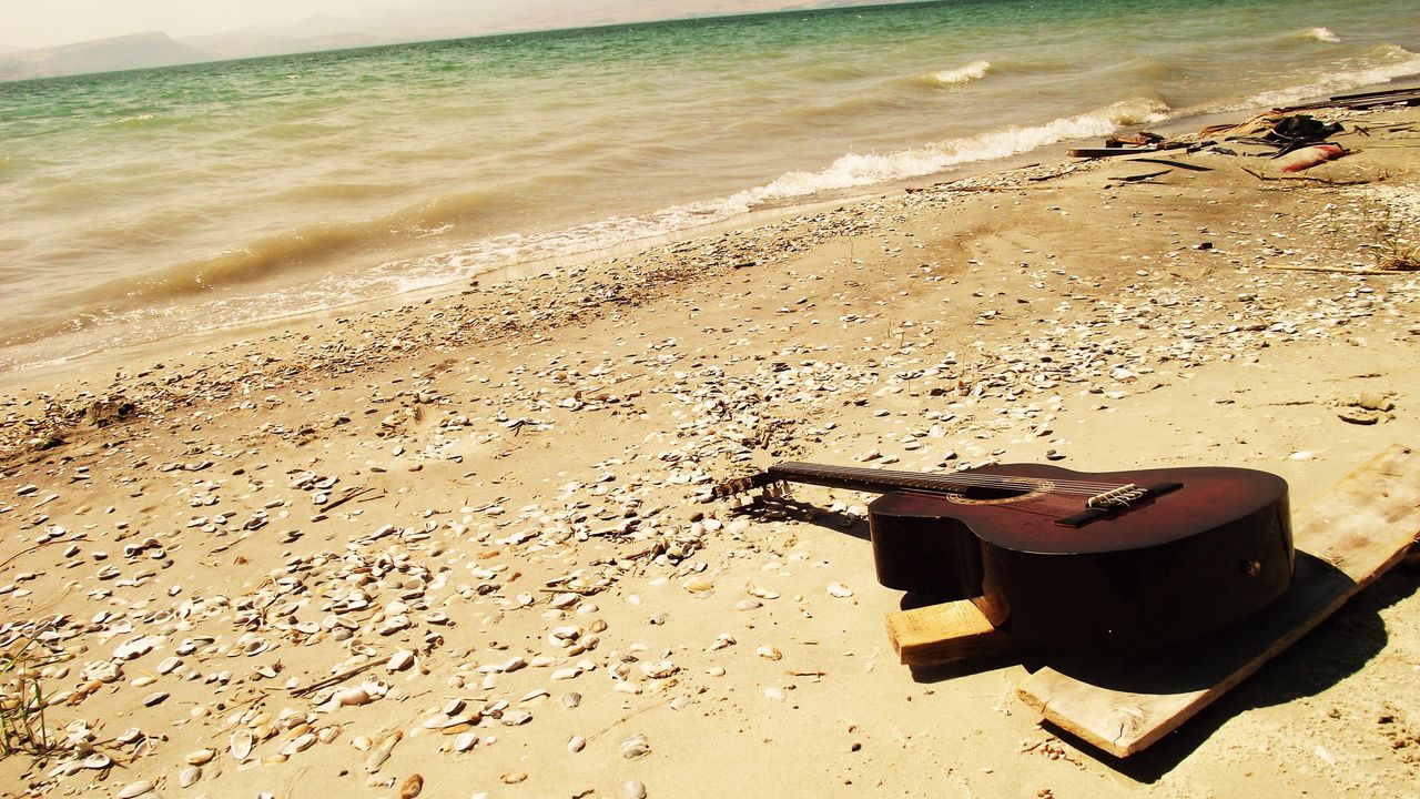 Обои гитара, море, пляж, музыка