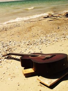 Превью обои гитара, море, пляж, музыка