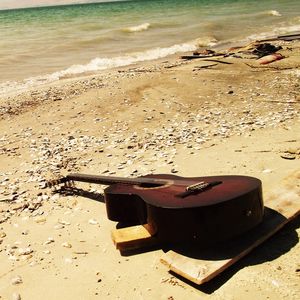 Превью обои гитара, море, пляж, музыка