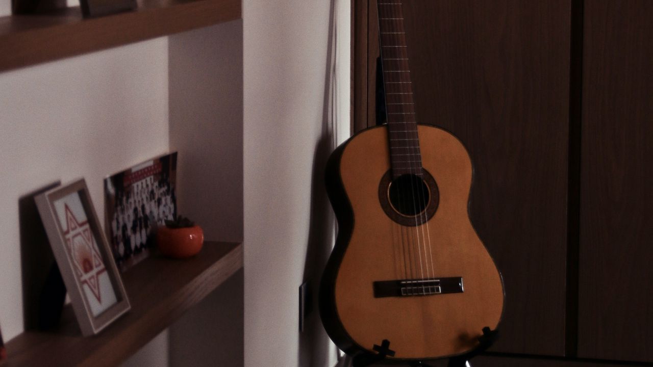 Обои гитара, музыкальный инструмент, комната, интерьер