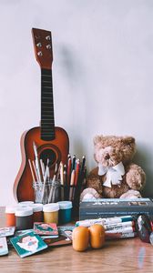 Превью обои гитара, музыкальный инструмент, краски, карандаши, игрушка