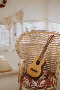 Превью обои гитара, музыкальный инструмент, кресло, коричневый