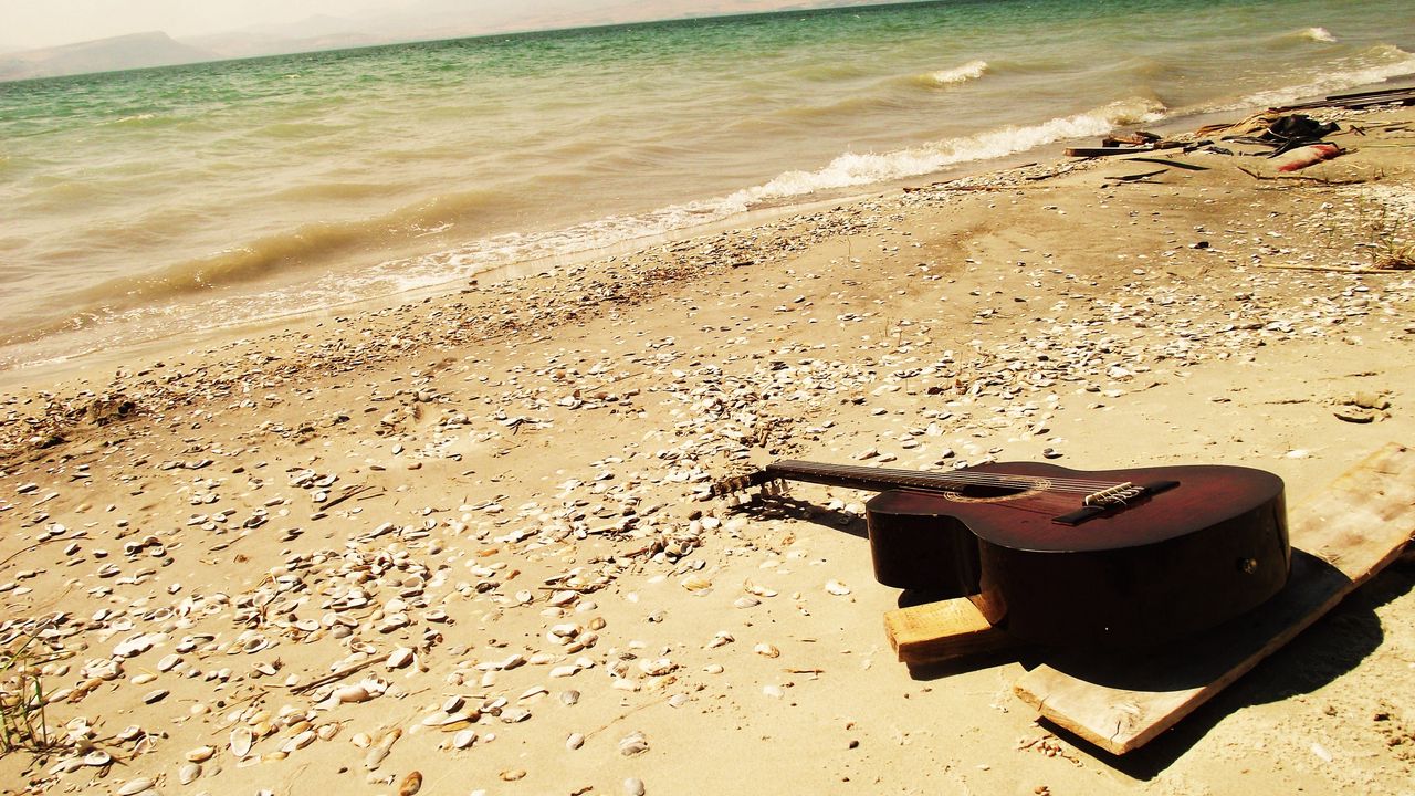 Обои гитара, пляж, берег, песок, камни, романтика