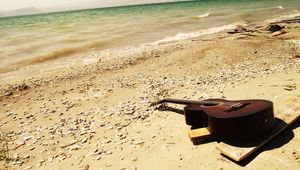 Превью обои гитара, пляж, берег, песок, камни, романтика